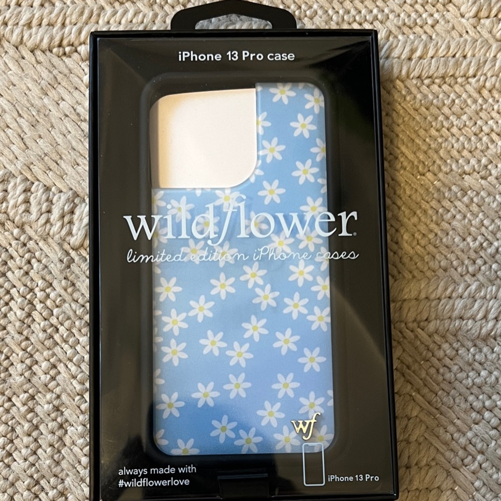 Wildflower Daisy Pattern iPhone 13 Pro Case